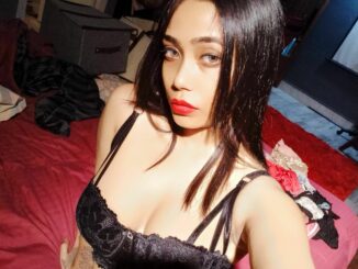 rich indian girl shows amazing tits and ass