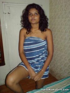 amateur desi girl nude at home with boyfriend 005