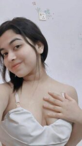 sexy desi girl show off her fresh tits
