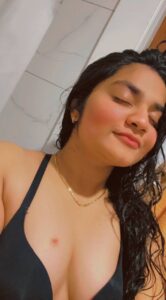 beautiful & curvy indian girlfriend nude selfies 001