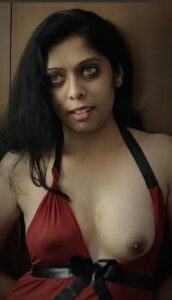 rich indian milf nude posing in hotel room 002