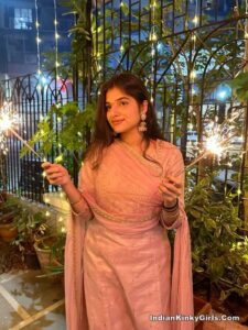beautiful desi girl expose her gorgeous boobs