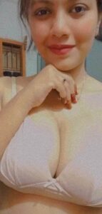 good looking indian girlfriend round boobs 001