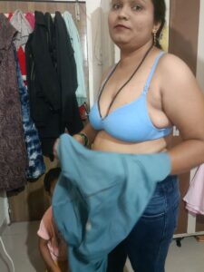 chubby indian aunty nude changing dress 004