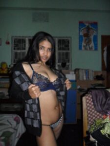 hot amateur indian girlfriend posing naked at home 010