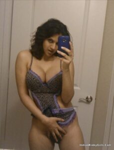 indian hot wife with fake tits nude selfies 001