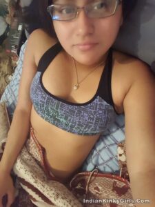 sexy desi girlfriend taking nude selfies in bed