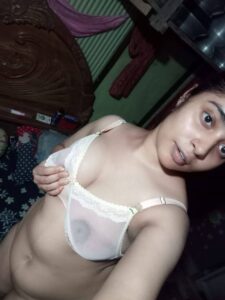 sexy girlfriend takes nude selfies