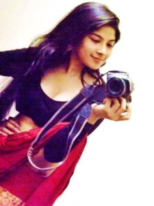 sexy indian girl shows her round boobs 001