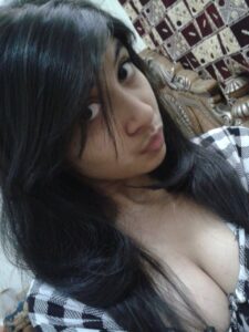 sexy indian girl shows her round boobs 002