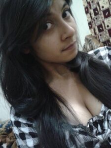 sexy indian girl shows her round boobs 004