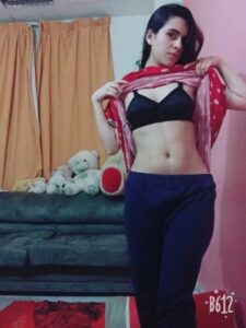 gorgeous mumbai girl nude pictures sent to her boss 001