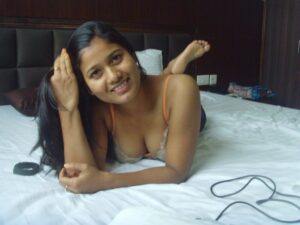 hot desi girlfriend nude in bed 002