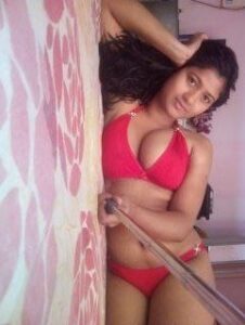 hot desi girlfriend nude in bed 004