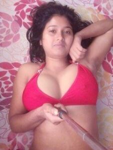 hot desi girlfriend nude in bed 009