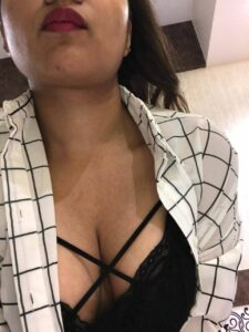 hot desi wife exposing huge desi ass