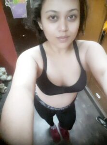 desi girl with red lips nude selfies 002