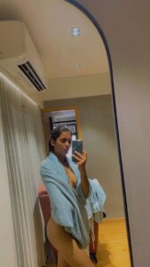 hot nri girl naked selfies in star hotel