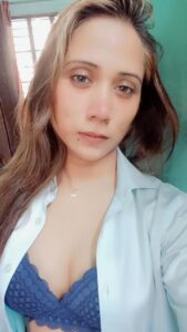 hot pakistani girl shows pussy and tits 001