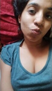 indian wife nude selfies exposing round boobs 002