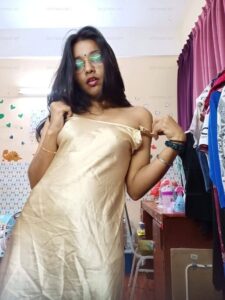 desi girlfriend topless in sexy photos