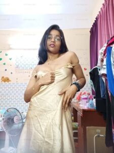 desi girlfriend topless in sexy photos 001