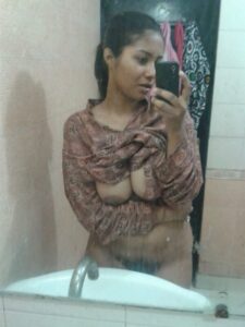 indian gamer girl vidushi singh suryavansh nude selfies 008