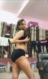 super hot desi girl nude posing for boyfriend 002