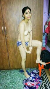 young indian wife exposing naked body 005